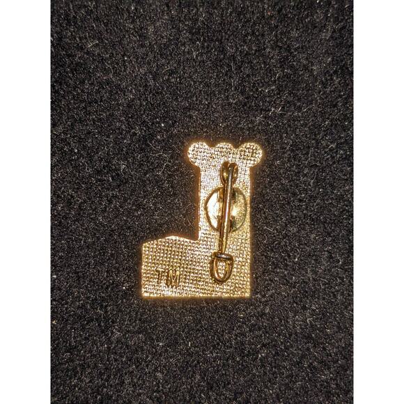 1980 Winter Olympics Lake Placid Pin Rainbow Stripes Gold Color Metal - Picture 2 of 2